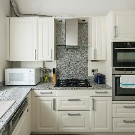 Four Beds By The Station Apartment London Exterior photo