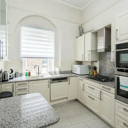 Four Beds By The Station Apartment London Exterior photo